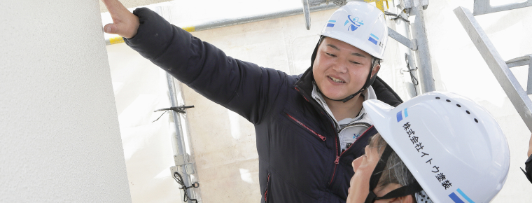 お客様に壁の状態を説明している様子