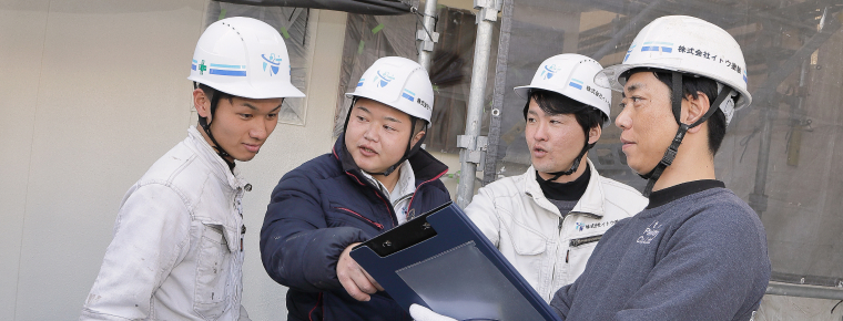 現場で打ち合わせしているスタッフ