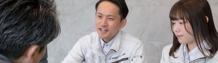 お客様に施工をご提案している様子