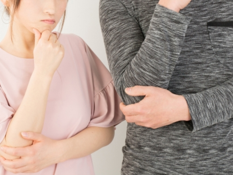 不安に感じている男女の様子