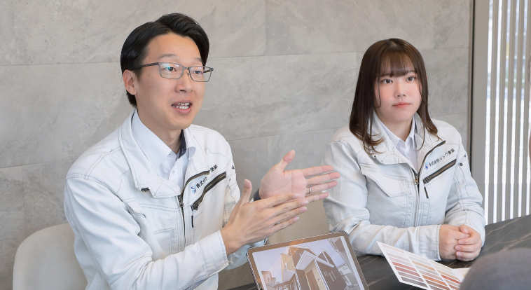 お客様の疑問にお答えしている様子