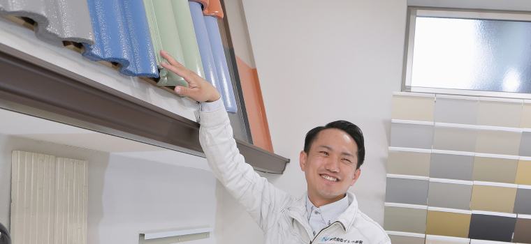 屋根塗装についてお客様にご提案している様子