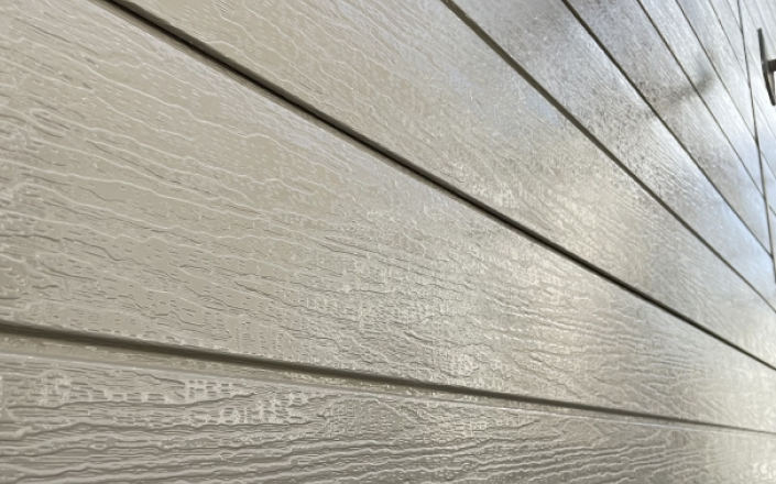 外壁の塗膜を確認している様子