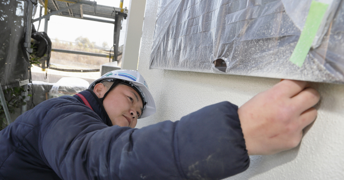 窓を養生している様子