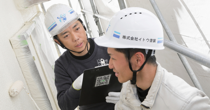 施工の仕上がりを確認している様子