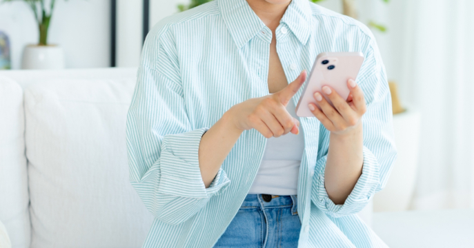 スマホで検索している様子