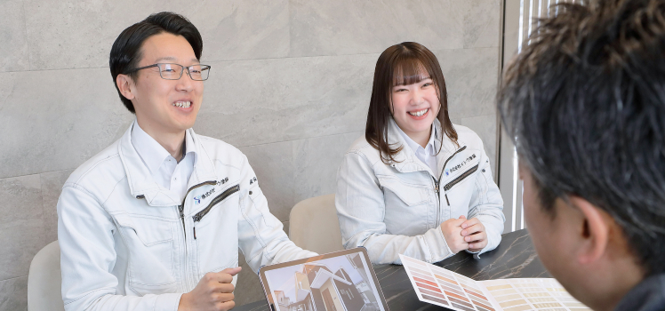 スタッフがお客様へご案内している様子