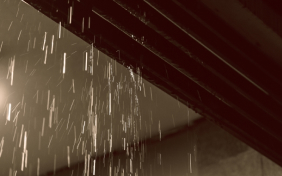屋根から落ちる雨水