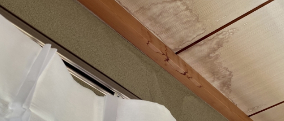 雨漏りのシミがある天井