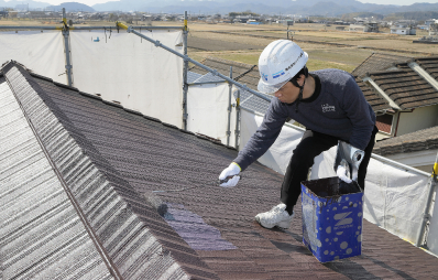 屋根塗装工事中