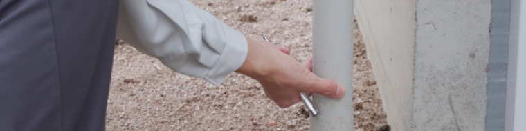 雨樋を調査している様子