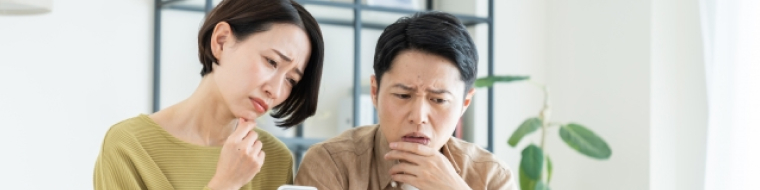 困った顔をしている夫婦