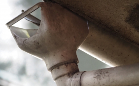 穴の開いた雨樋