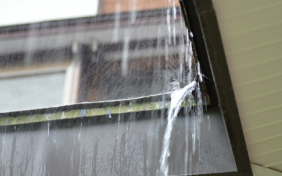 水が漏れている雨樋