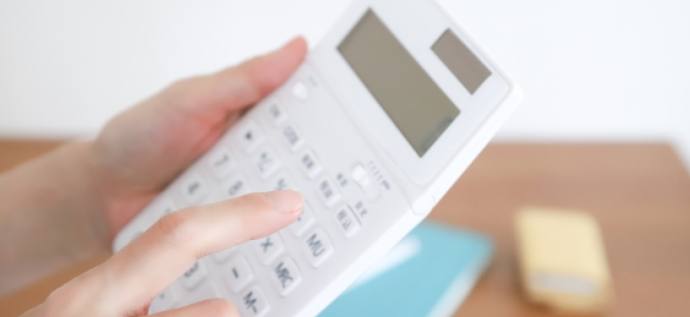 電卓で計算している様子