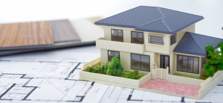 家の模型と間取り図