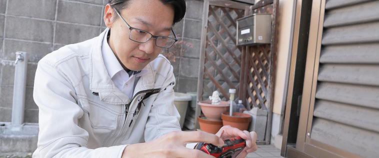 点検結果を写真に収めている様子