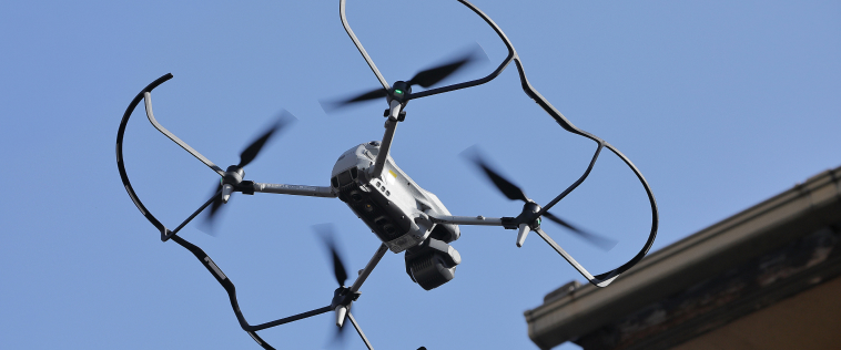 ドローンで屋根を点検している様子