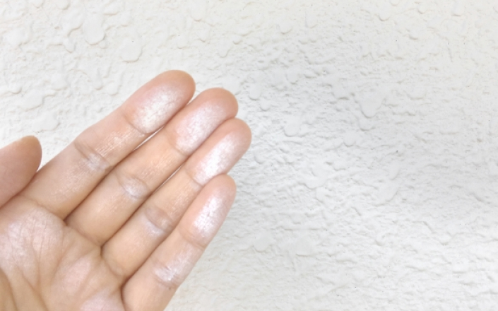 外壁のチョーキングが手に付いている様子