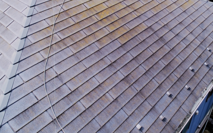 屋根が色あせている様子