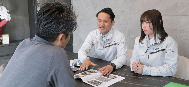 点検で撮った写真を使ってお客様にご自宅の様子を説明している様子