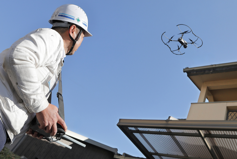 ドローンで屋根を点検している様子