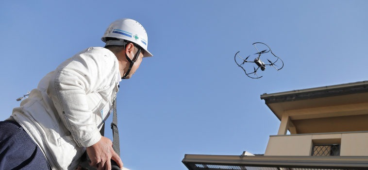 ドローンで屋根を点検している様子