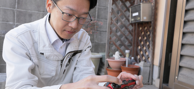 点検結果を写真に残している様子