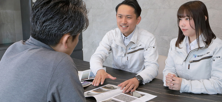 点検結果をお客様に説明している様子