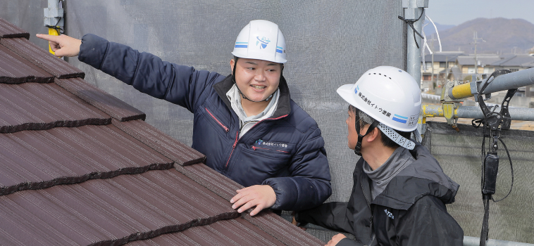 屋根の状態を確認している様子
