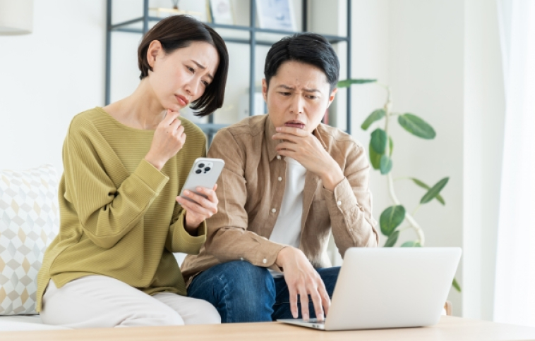 不安に感じている男女