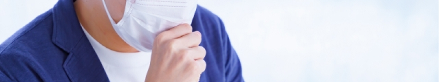 マスクをして咳をしている男性