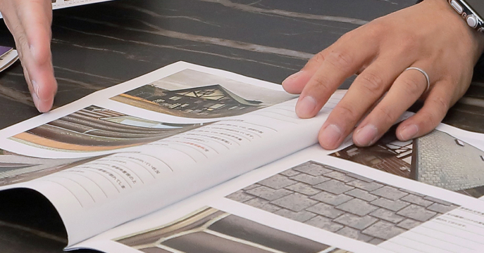 点検結果を写真で確認している様子