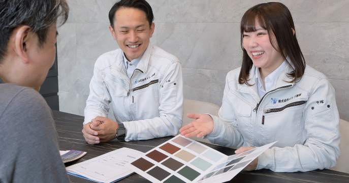 パンフレットを見ながらお客様と相談している様子