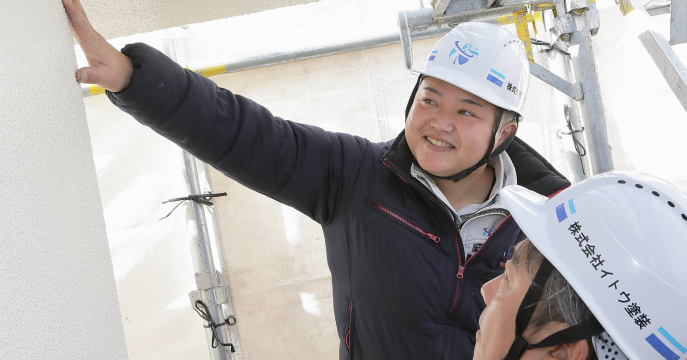 外壁を確認している様子