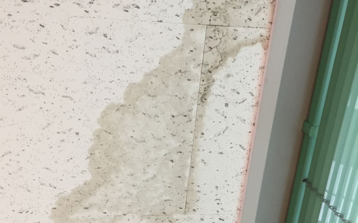 天井にできたシミ