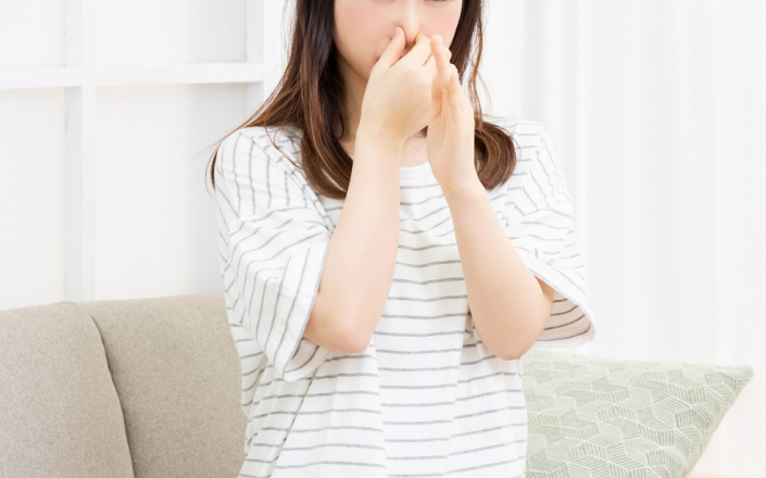 嫌な臭いを感じている女性