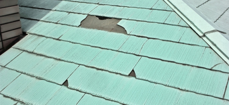 割れた屋根の様子