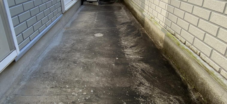 防水層が劣化したベランダの床