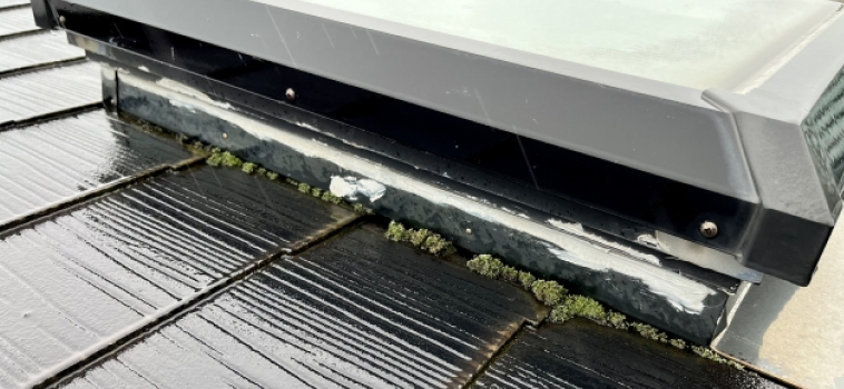 劣化した天窓のパッキン