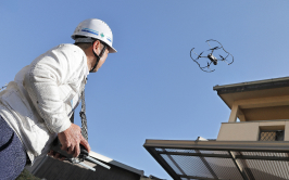 ドローンを飛ばして点検する様子