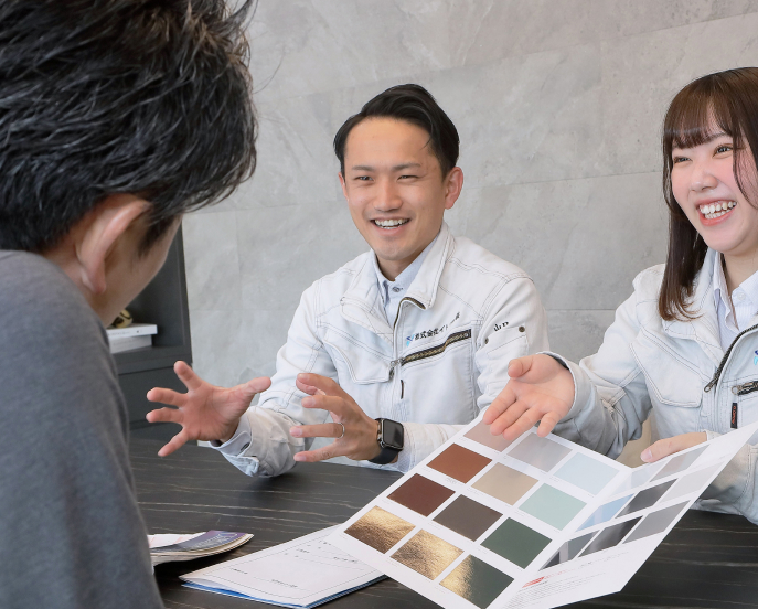 お客様にサンプルをご確認いただいている様子