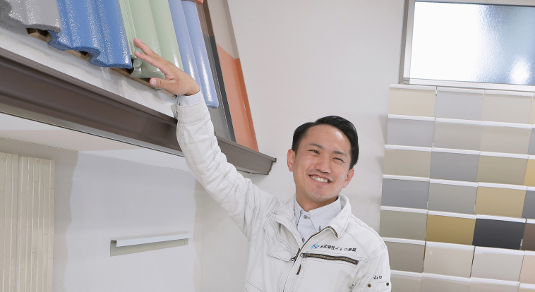 塗装サンプルをお客様にご覧いただいている様子