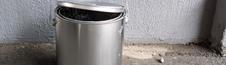 塗料が入った缶