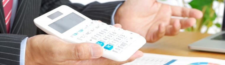 電卓を見せる営業マンの様子