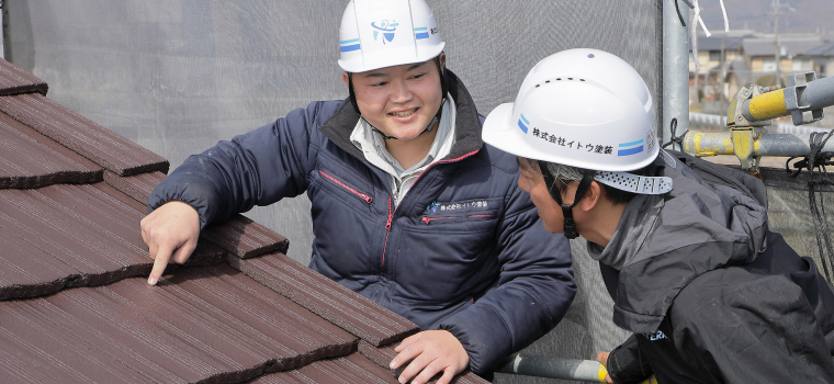 お客様に屋根をご確認いただいている様子