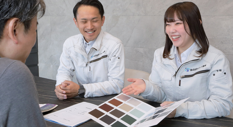 塗料のサンプルをお客様にご覧いただいている様子