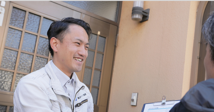 ご自宅の状態をお客様に説明している様子