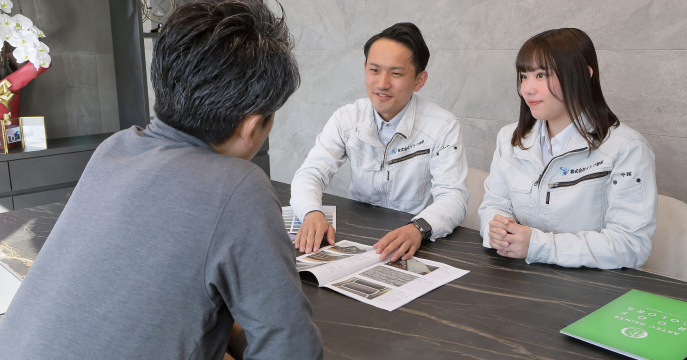 写真を使ってお客様に点検結果を説明している様子