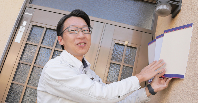 お客様にサンプルをご確認いただいている様子